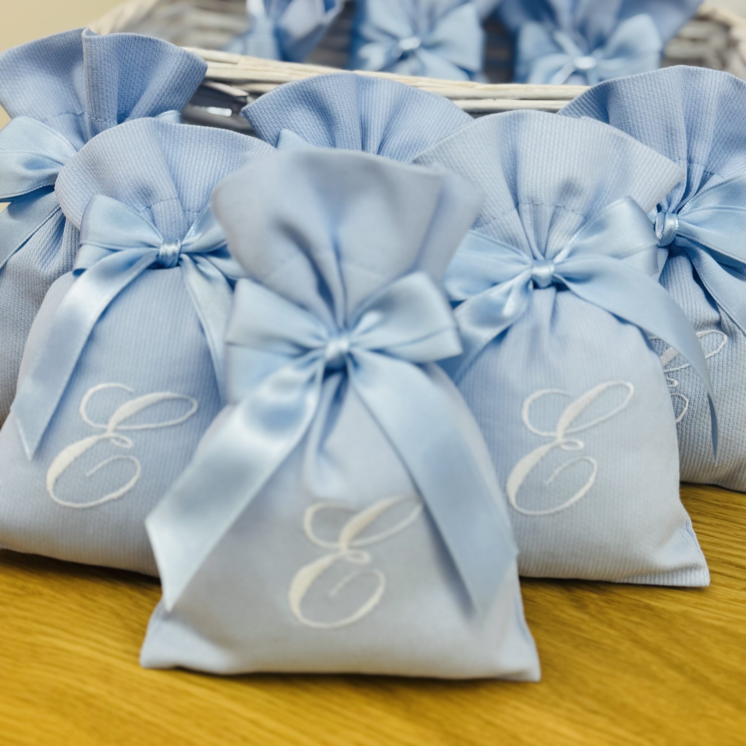 Sacchetto portaconfetti sartoriale in piqué di cotone con iniziali ricamate - immagine 3