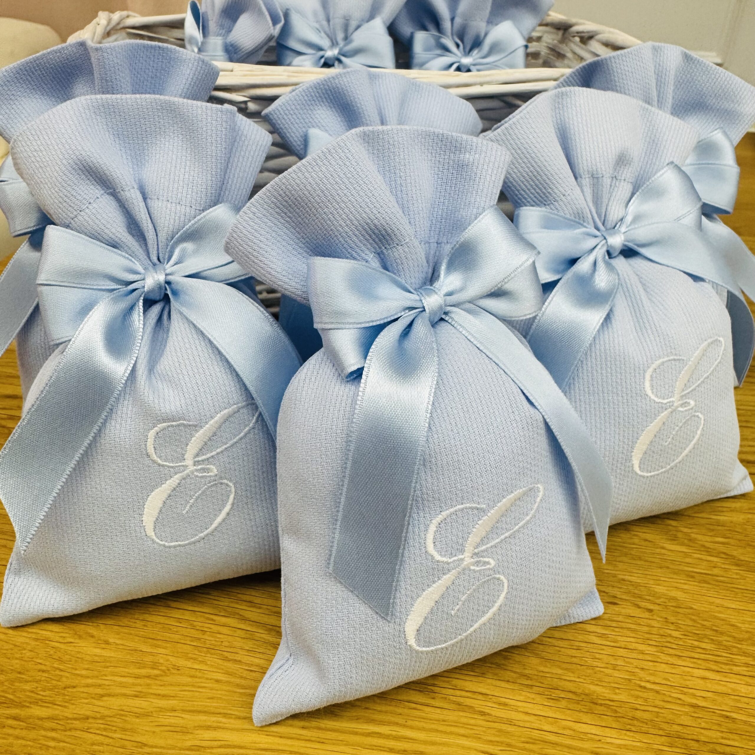 Sacchetto portaconfetti sartoriale in piqué di cotone con iniziali ricamate