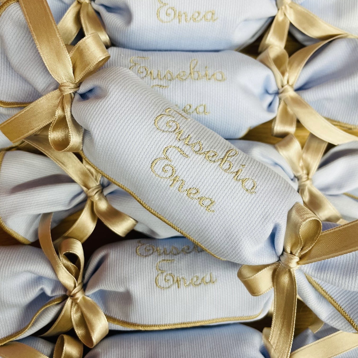 Bomboniera caramella in tessuto personalizzata con ricamo - immagine 10