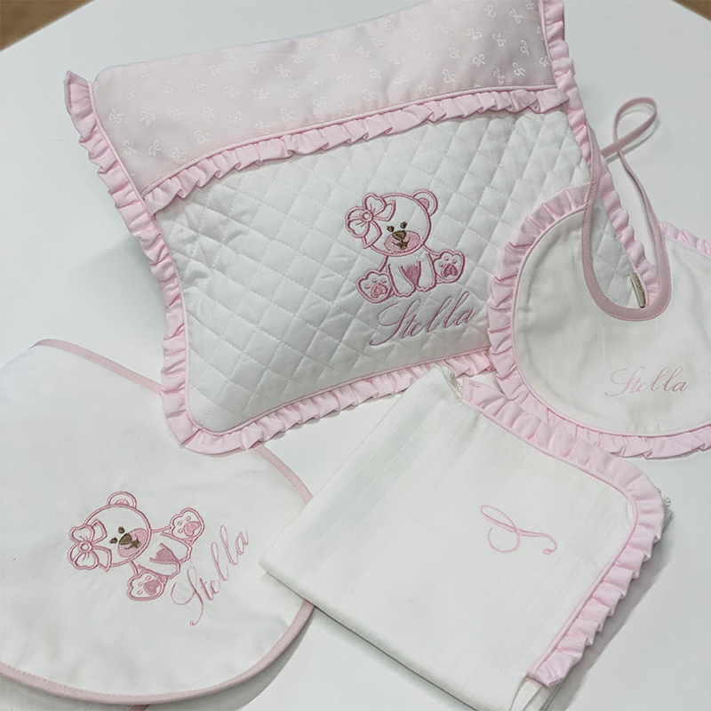 Il coordinato nascita personalizzato include: Una pochette, un salva spalla per poggiare il bebè, un bavaglino coordinato e un quadrato in garza.