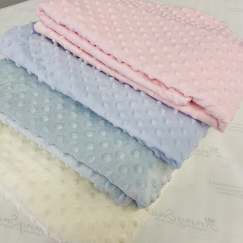 Copertina in pile minky personalizzabile con nome o l'iniziale del piccolo/a. Colori per il ricamo disponibili: panna, rosa, azzurro e verde acqua.