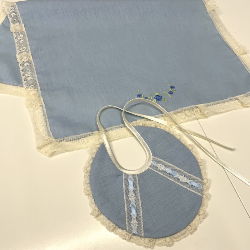 Coordinato Asciugamano e bavaglino realizzati completamente a mano nel nostro laboratorio sartoriale. In lino, rifinito ai bordi con del pizzo valenciennes.