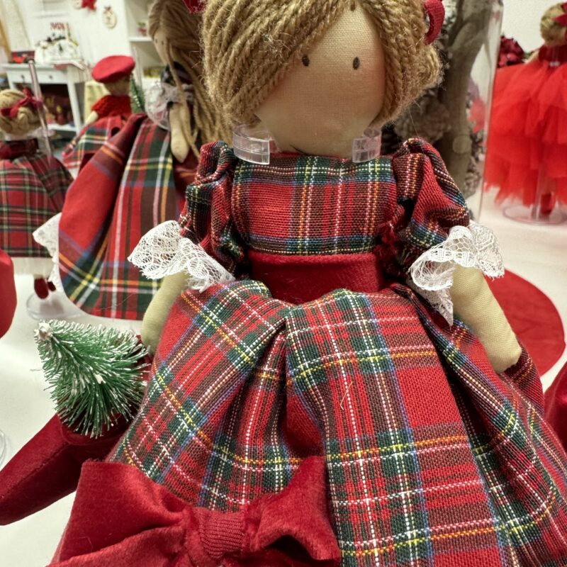 Bambola artigianale con abitino tartan
