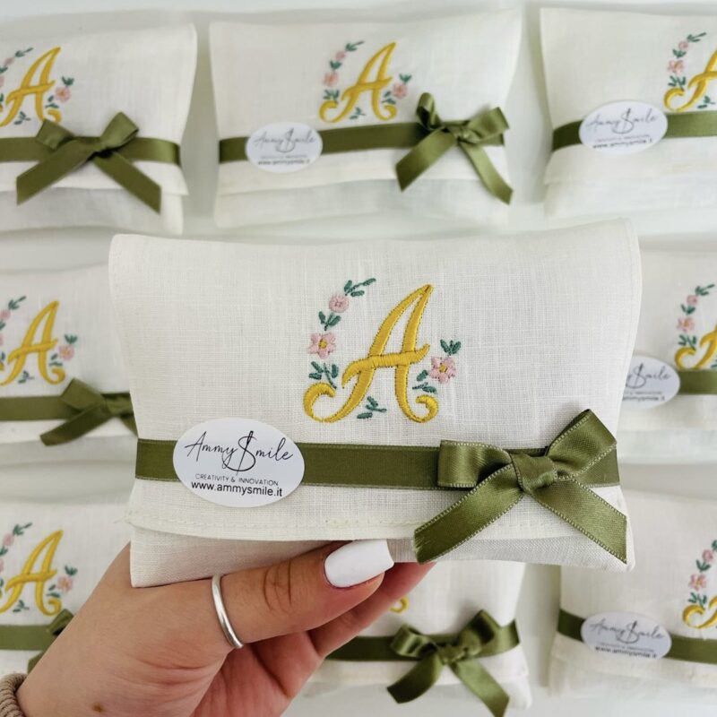 Pochette bomboniera in lino con fiore in porcellana di Capodimonte