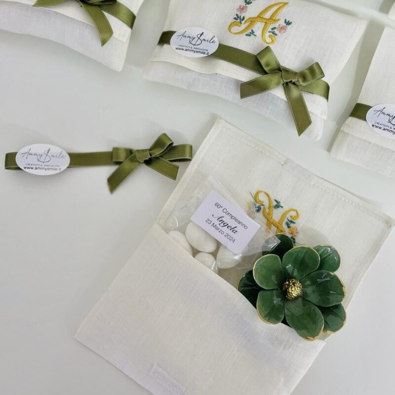 Pochette bomboniera in lino con fiore in porcellana di Capodimonte - immagine 5