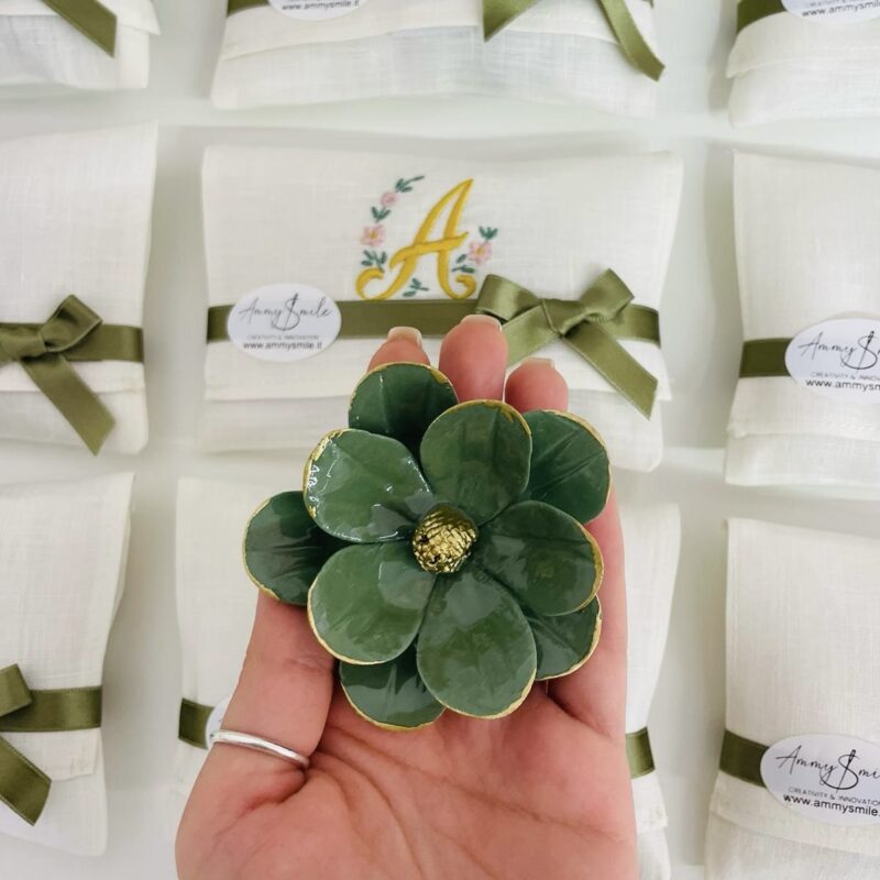 Pochette bomboniera in lino con fiore in porcellana di Capodimonte - immagine 6