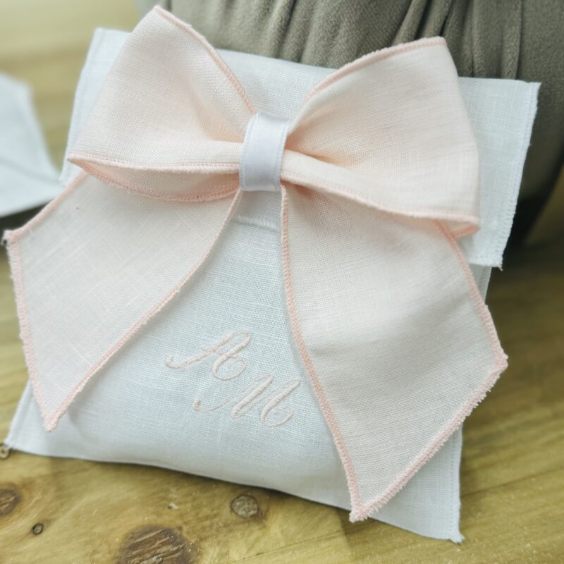 Pochette con fiocco in lino bomboniera con ricamo - immagine 3