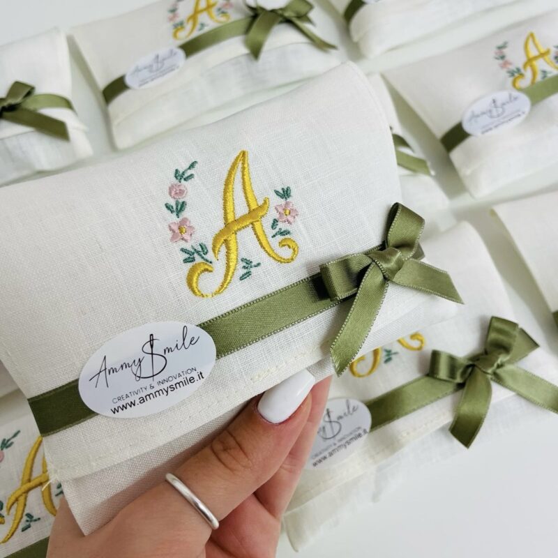 Pochette bomboniera in lino con fiore in porcellana di Capodimonte - immagine 2