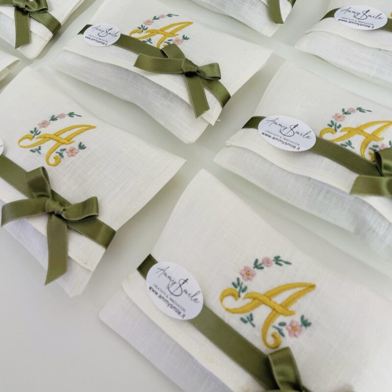 Pochette bomboniera in lino con fiore in porcellana di Capodimonte - immagine 4