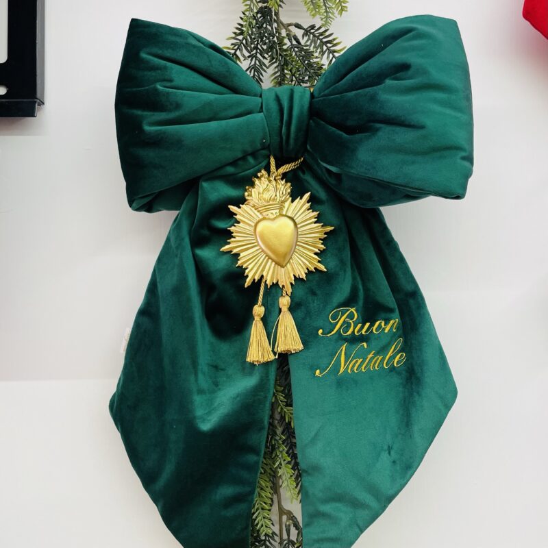 Fiocco in velluto verde con cuore sacro