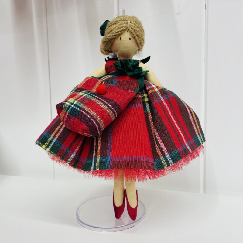 Bambola artigianale con abito tartan - immagine 5