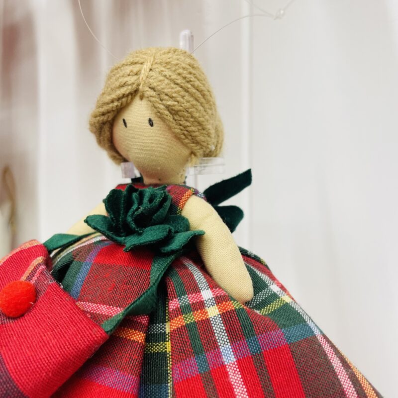 Bambola artigianale con abito tartan - immagine 4