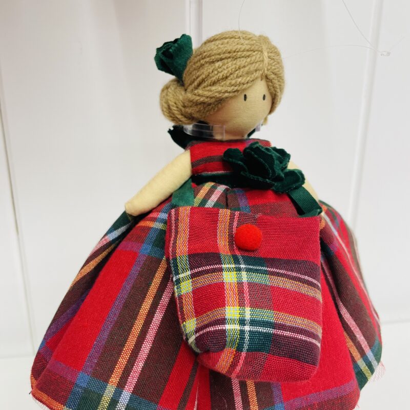 Bambola artigianale con abito tartan - immagine 3