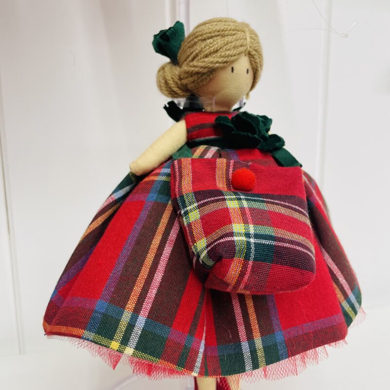 Bambola artigianale con abito tartan