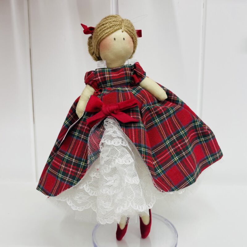 Bambola artigianale con abito tartan - immagine 2