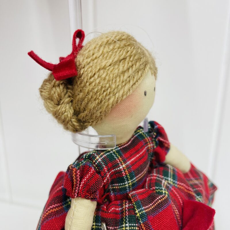 Bambola artigianale con abito tartan - immagine 4