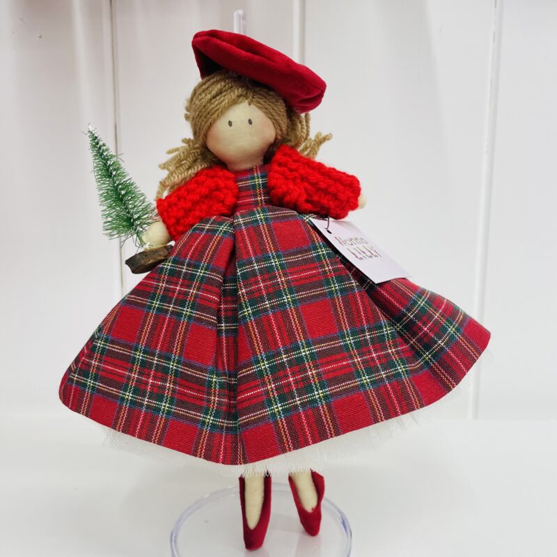 Bambola artigianale con abito tartan e alberello - immagine 2