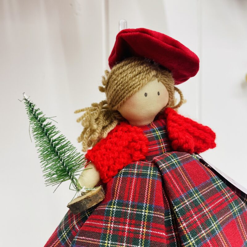 Bambola artigianale con abito tartan e alberello - immagine 3
