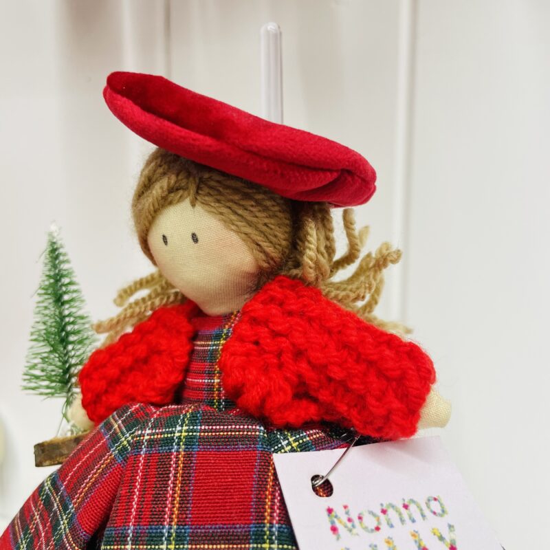 Bambola artigianale con abito tartan e alberello - immagine 4