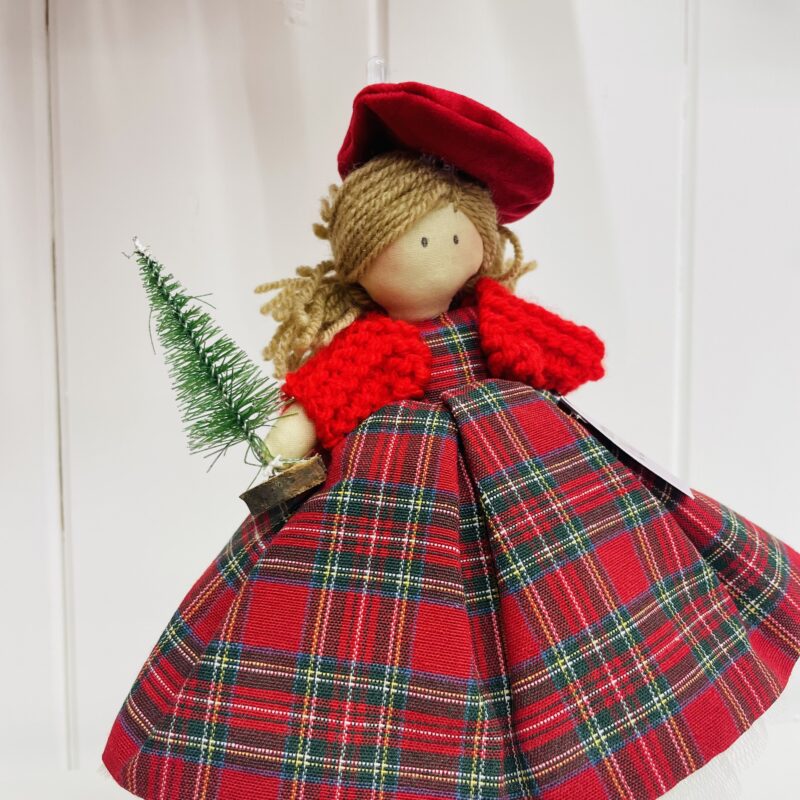 Bambola artigianale con abito tartan e alberello