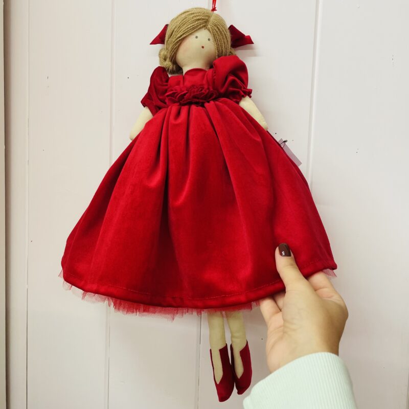 Bambola artigianale con abito rosso - immagine 3