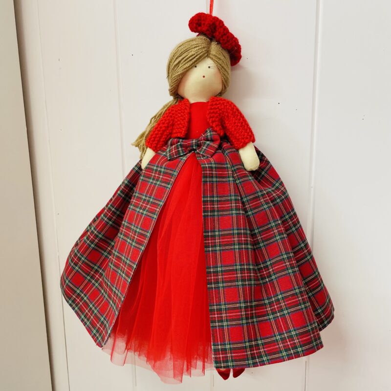 Bambola artigianale con abito tartan e cardigan