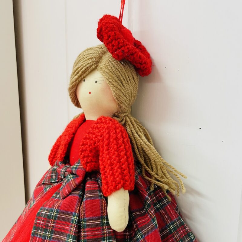 Bambola artigianale con abito tartan e cardigan - immagine 3
