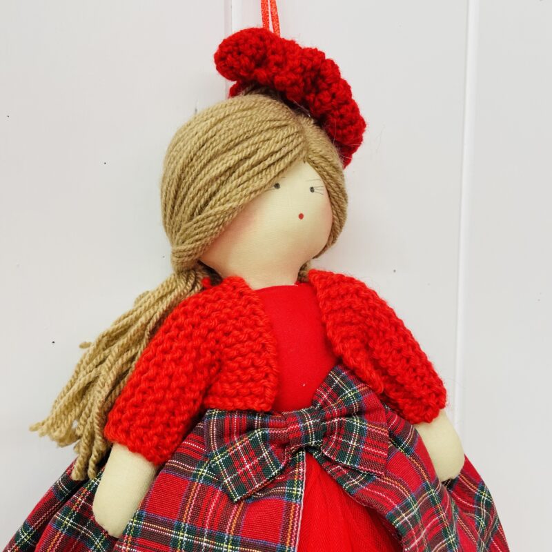 Bambola artigianale con abito tartan e cardigan - immagine 4
