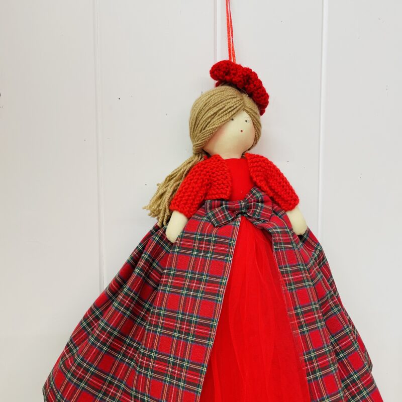 Bambola artigianale con abito tartan e cardigan - immagine 5