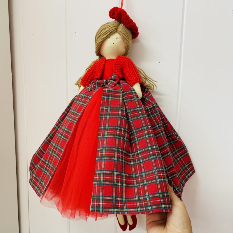 Bambola artigianale con abito tartan e cardigan - immagine 6
