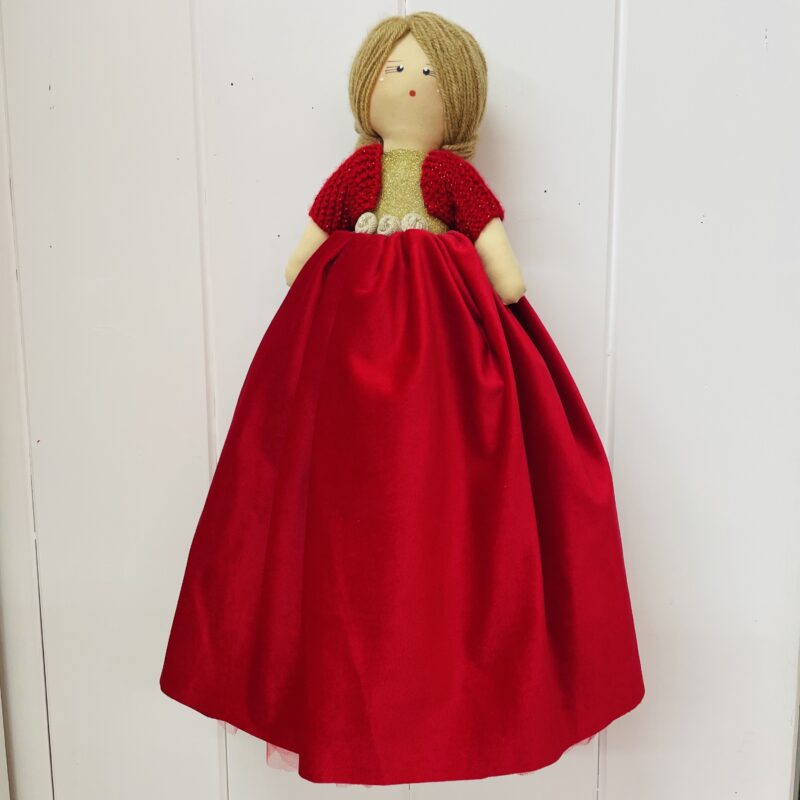 Bambola artigianale con abito rosso e cardigan - immagine 2