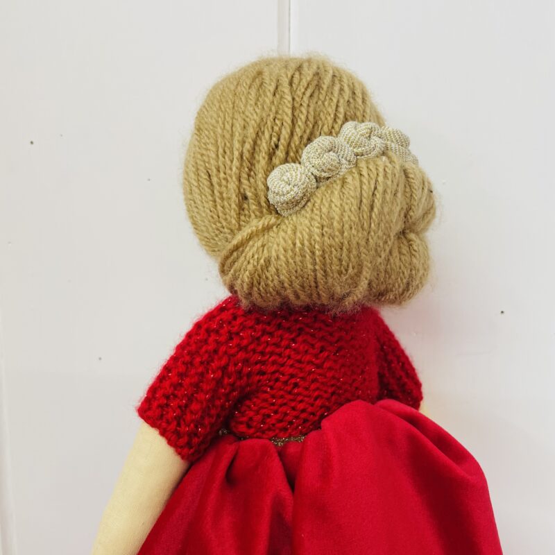Bambola artigianale con abito rosso e cardigan - immagine 4
