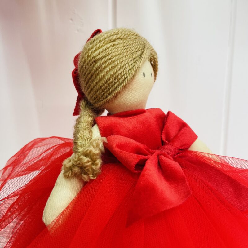 Bambola artigianale con abito in tulle - immagine 4