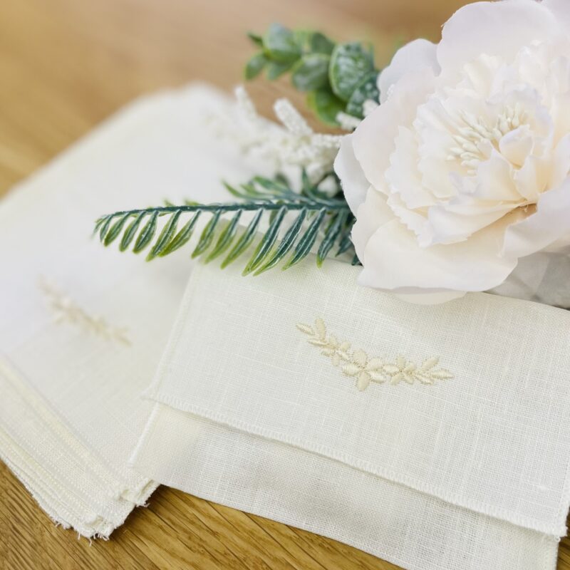 Pochette con ricamo floreale