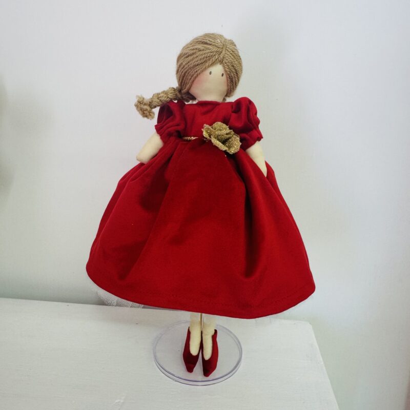 Bambola artigianale con abito rosso