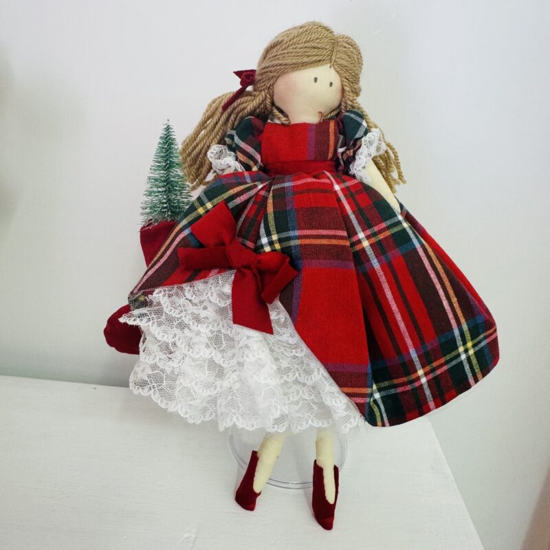 Bambola artigianale con abito tartan