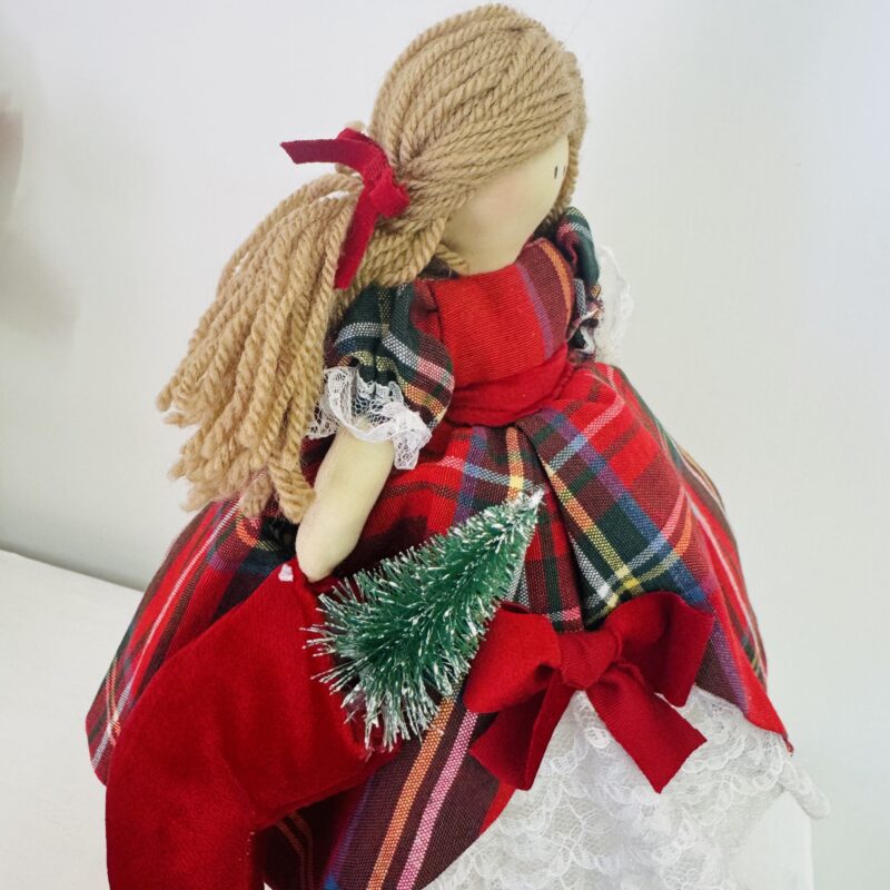 Bambola artigianale con abito tartan - immagine 3