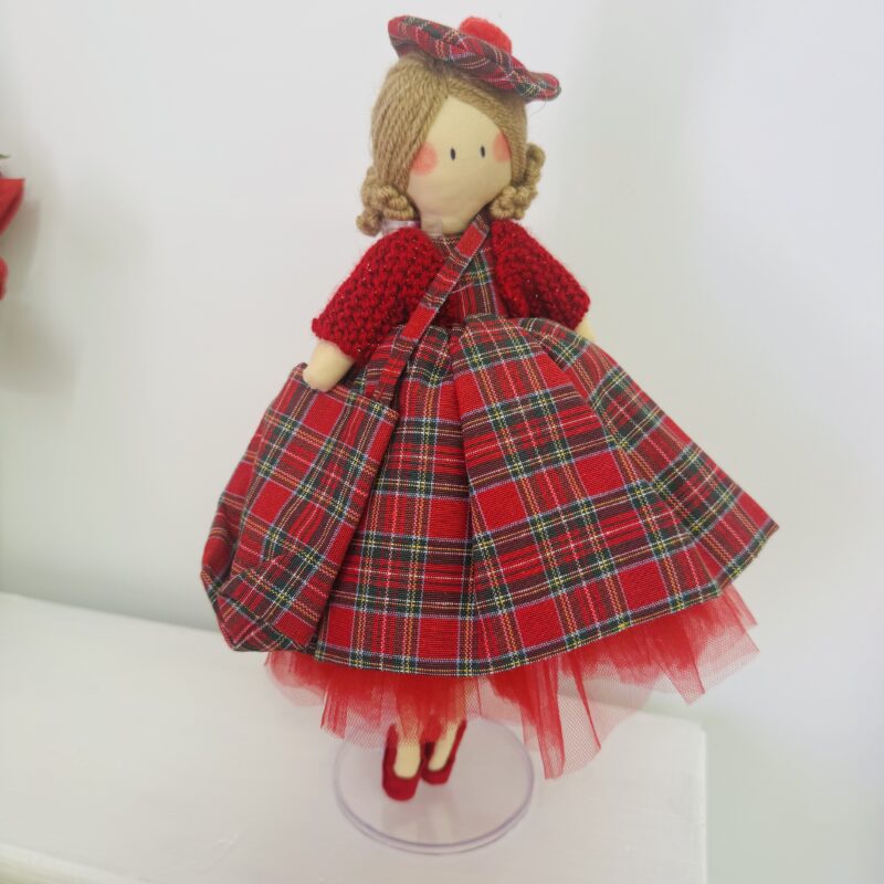 Bambola artigianale con abito tartan, cappello e borsa