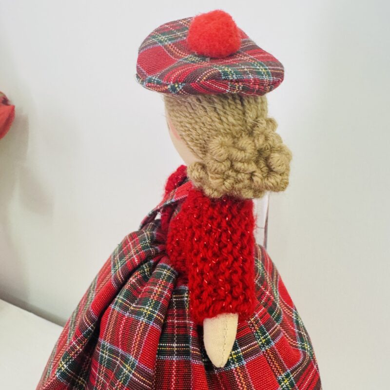 Bambola artigianale con abito tartan, cappello e borsa - immagine 3
