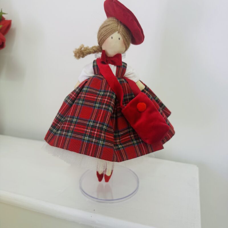 Bambola artigianale con abito tartan