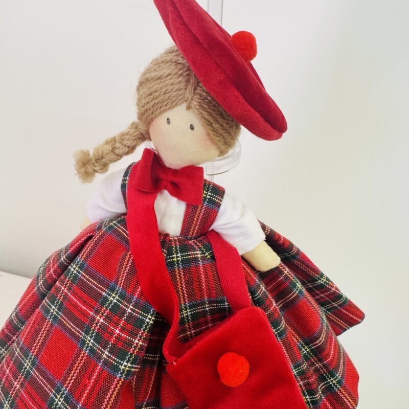 Bambola artigianale con abito tartan - immagine 3