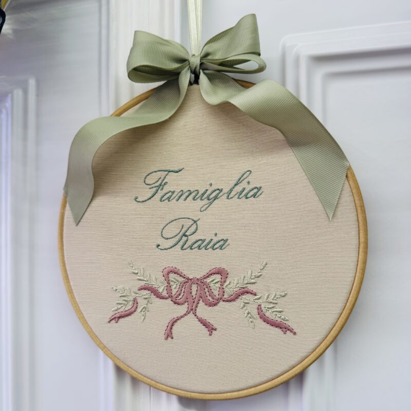 Telaio ricamato con nome di famiglia - immagine 3