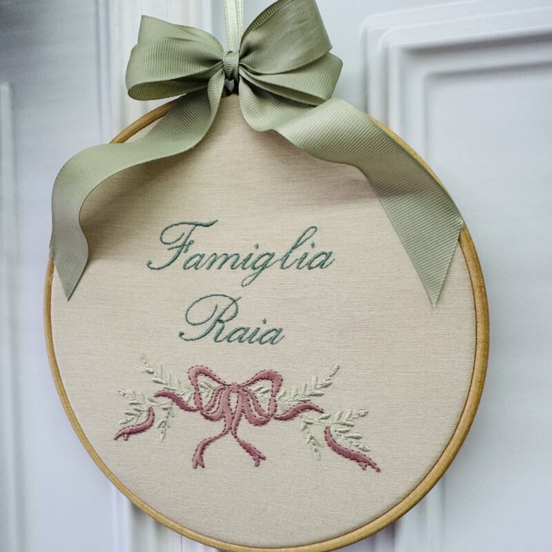 Telaio ricamato con nome di famiglia - immagine 2