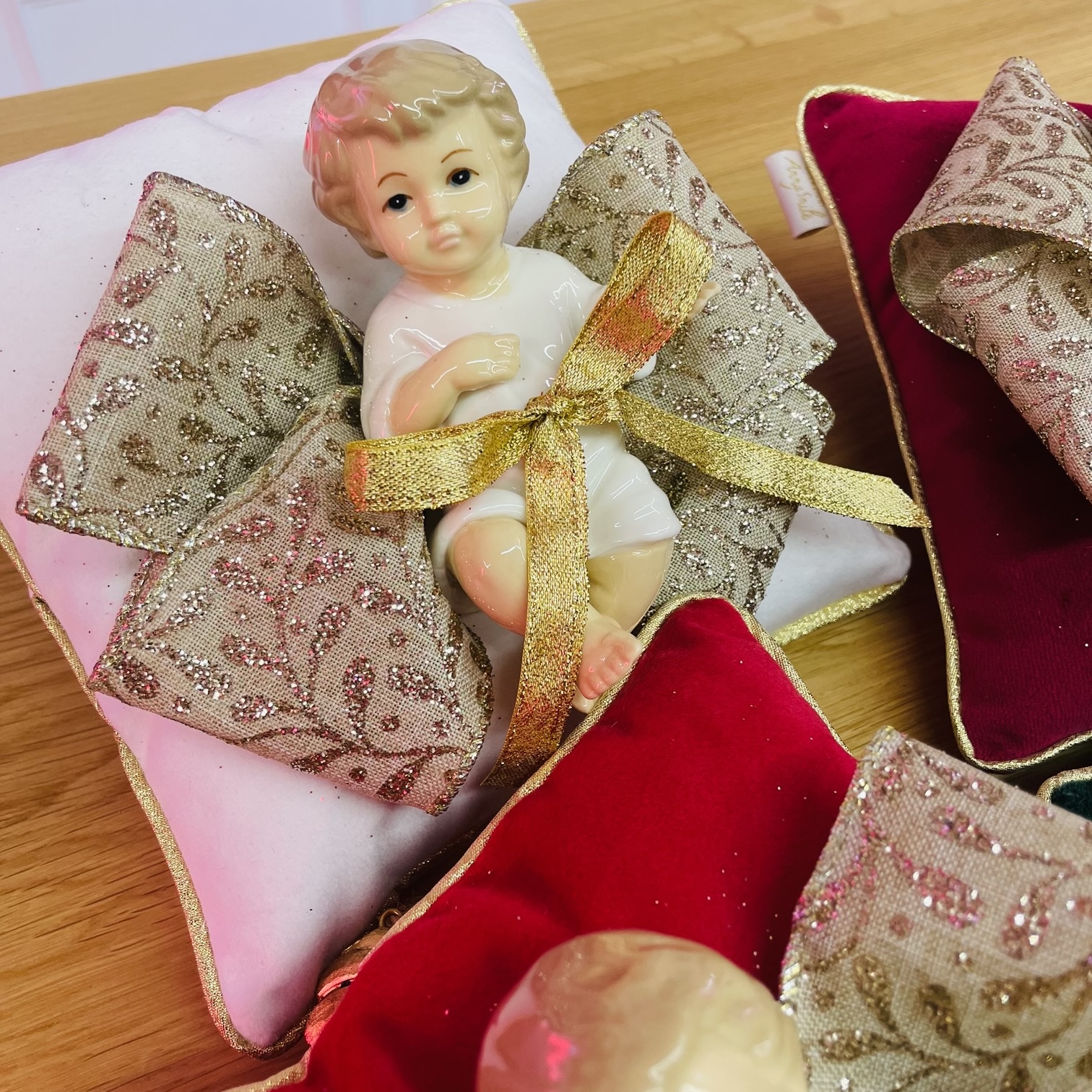 Cuscinetto Natalizio con Bambinello in porcellana - immagine 3