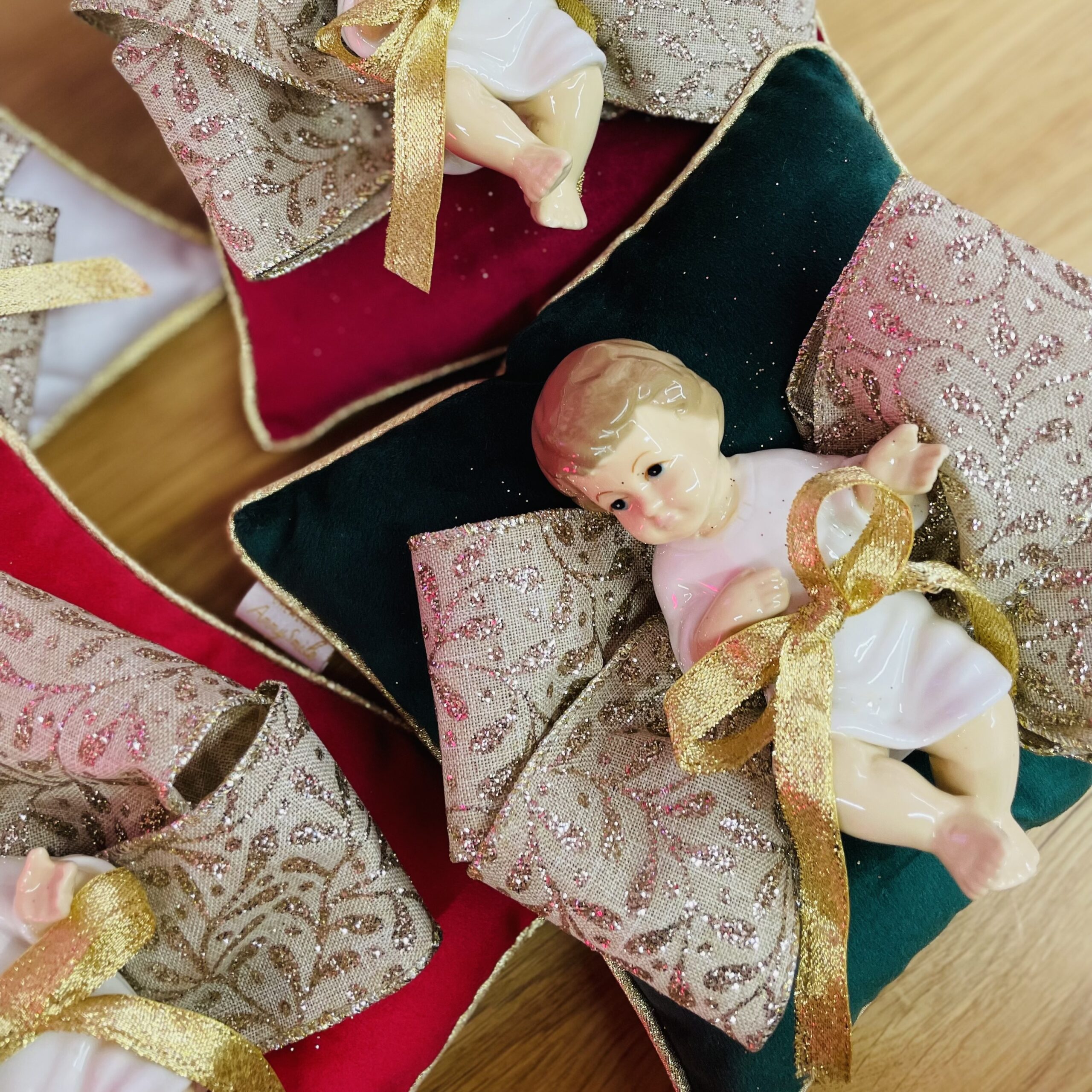 Cuscinetto Natalizio con Bambinello in porcellana - immagine 4