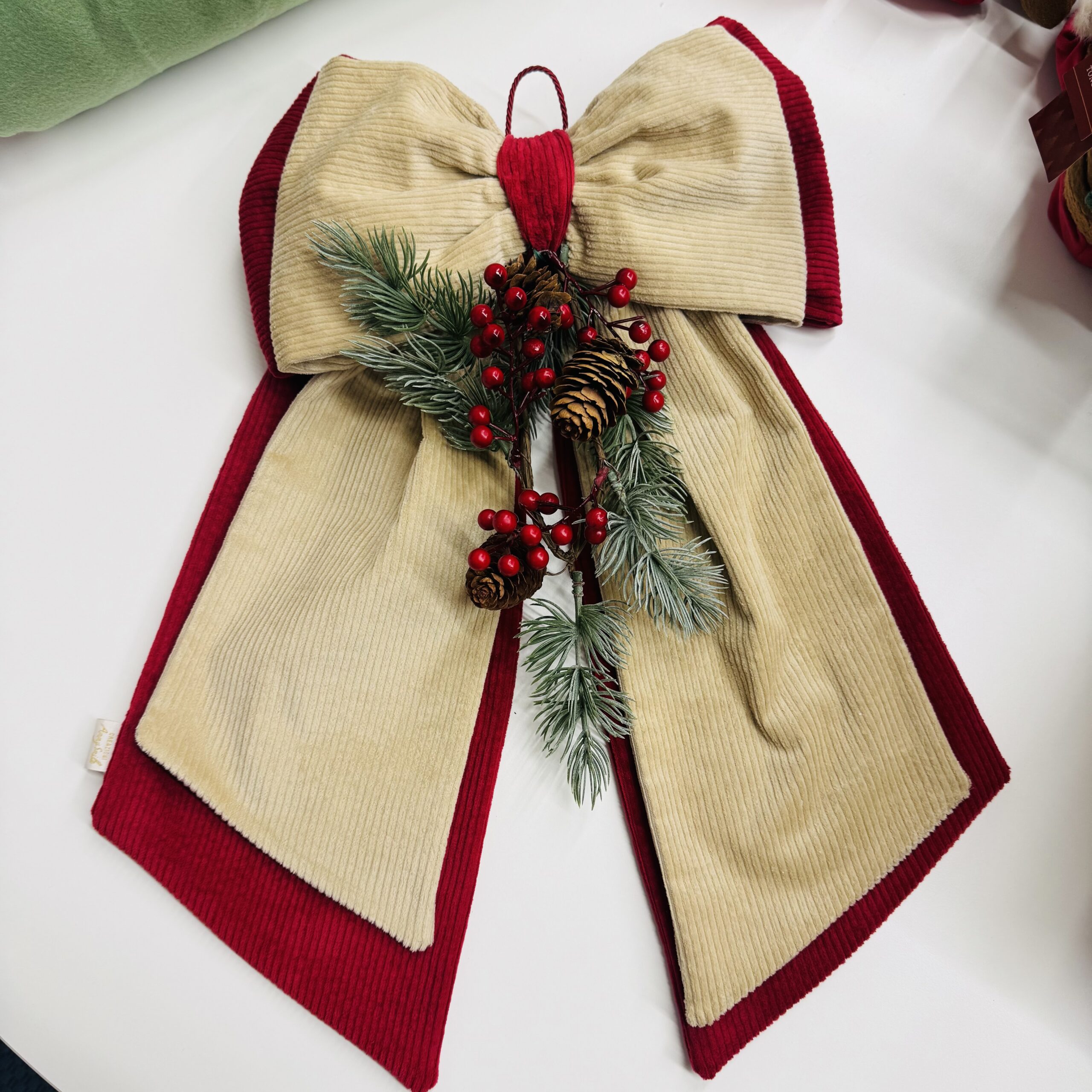 Fiocco doppio Natalizio in velluto a coste con pigne e bacche rosse - immagine 2