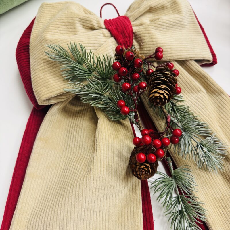 Fiocco doppio Natalizio in velluto a coste con pigne e bacche rosse
