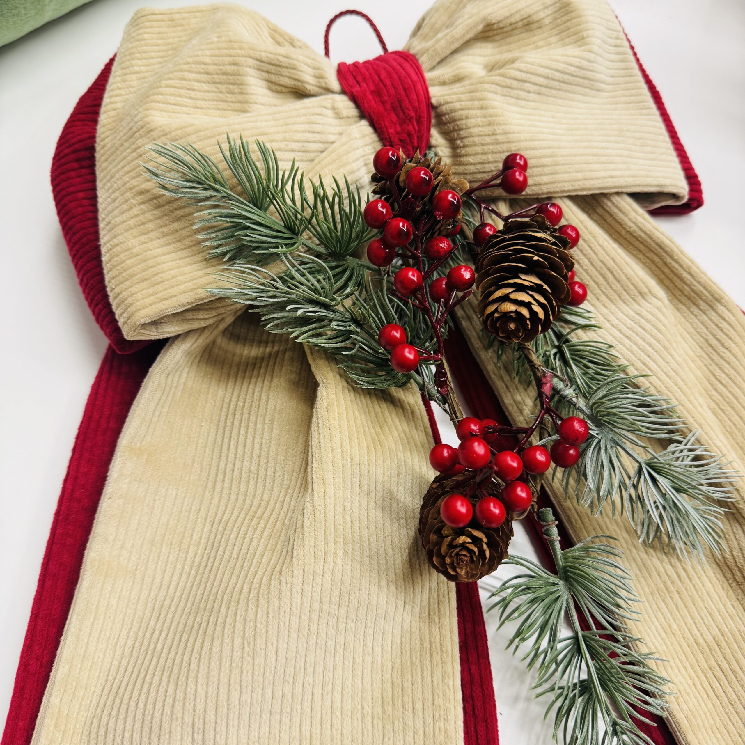 Fiocco doppio Natalizio in velluto a coste con pigne e bacche rosse