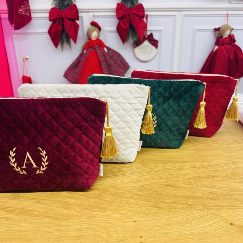 Pochette in velluto trapuntato con iniziale ricamata – Idea regalo personalizzata