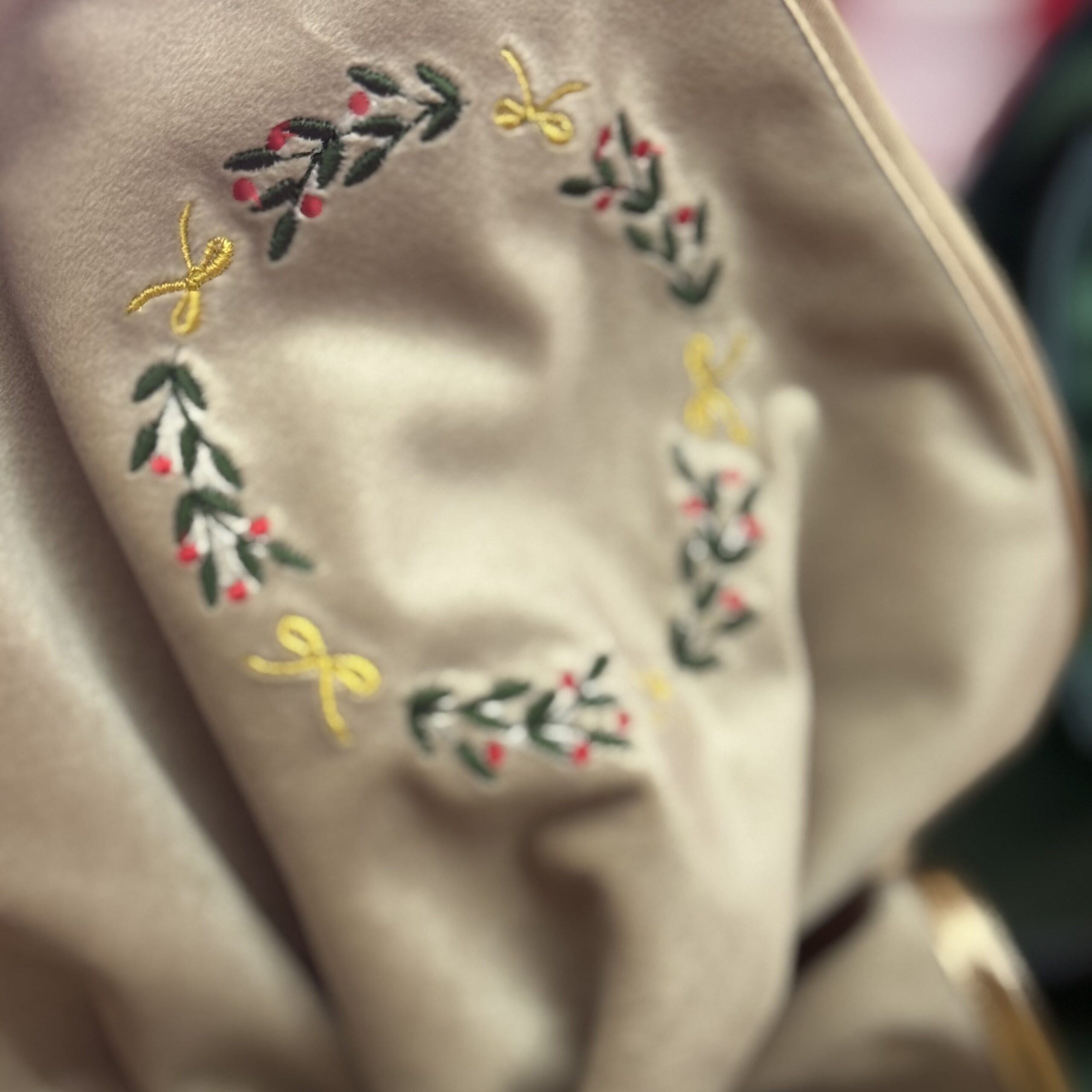 Pandoro con centrotavola in velluto ricamato – Idea regalo 3 in 1 - immagine 5